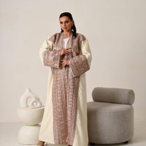 عباية نص بشت بتصميم عاجي مع طرحة بطرف مطرز